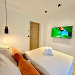 شقة Monaco # - 6 Persons - 2 Bedrooms - Full Renovated - Full Clim - Hypercenter - And Sun مينتون