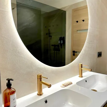 Monaco # - 6 Persons - 2 Bedrooms - Full Renovated - Private Parking - Full Clim - Hypercenter - And Sun Lejlighed Menton